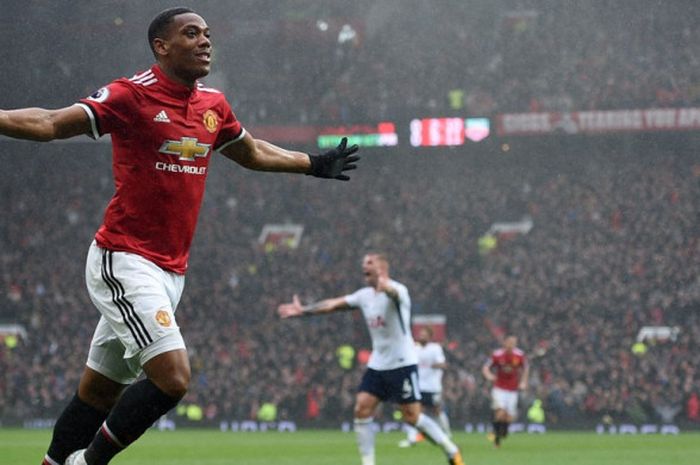   Pemain Manchester United, Anthony Martial, merayakan gol yang dia cetak ke gawang Tottenham Hotspur dalam laga Liga Inggris di Stadion Old Trafford, Manchester, pada 28 Oktober 2017.  