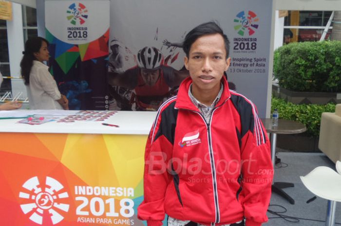 Atlet tenis meja dari National Paralympic Committee DKI Jakarta, Kusnanto, berpose dalam acara sosialisasi Asian Para Games 2018 di Cilandak Town Square, Jakarta, pada 22 Desember 2017.