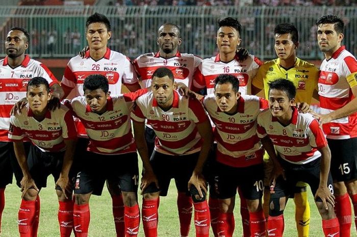 Tim Madura United berfoto menjelang laga melawan Perseru Serui dalam laga kedua grup E Piala Presiden 2017 di Stadion Gelora Pamellingan Pamekasan, Jawa Timur (14/02/2017).