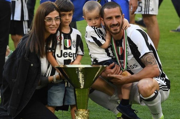 Leonardo Bonucci beserta istri, Marina, dan kedua putranya, Leonardo dan Matteo, bersama trofi Serie A saat perayaan scudetto, pada akhir laga Serie A antara Juventus dan Crotone di Stadion Juventus, 21 Mei 2017, di Turin.