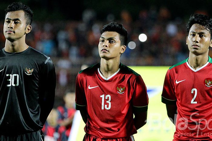 M. Aqil Savik (kiri), Rachmad Irianto (tengah), dan Kadek Raditya, berpose menjelang melawan Persibo Bojonegoro dalam laga uji coba di Stadion Letjen H Soedirman Bojonegoro, Jawa Timur (17/06/2017) Sabtu malam.