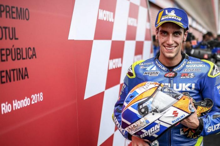  Pebalap Suzuki Ecstar, Alex Rins berpose setelah finis di posisi ketiga pada GP Argentina di Autodromo Termas de Rio Hondo, Minggu (7/4/2018). 