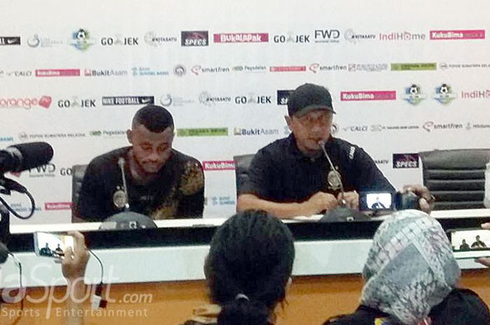 Bek Sriwijaya FC, Marko Sandy meraudje (kiri), didampingi Pelatih Sriwijaya FC, Rahmad Darmawan, memberikan keterangan pers usai melawan Persib Bandung dalam laga pekan ke-2 Liga 1 di stadion Gelora Sriwijaya Jakabaring, Minggu (1/4/2018).