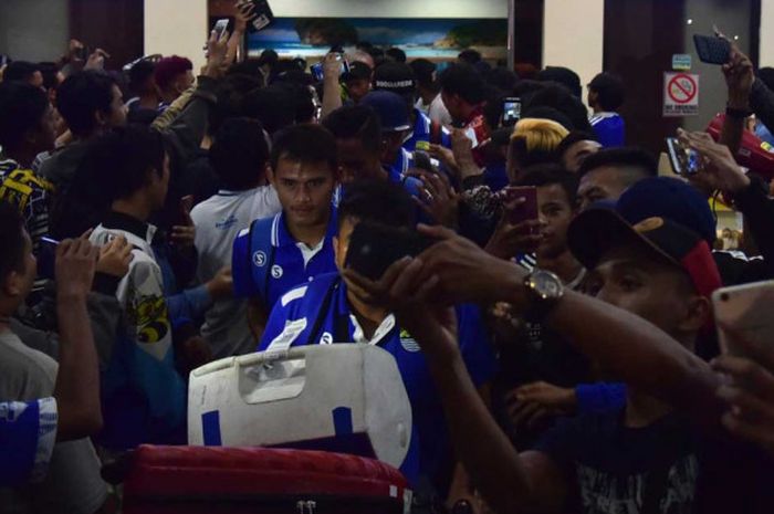 Persib Bandung mendapat sambutan antuasias dari fan timnya, bobotoh, di Yogyakarta.