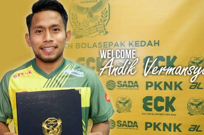 Andik Vermansah memamerkan kontraknya dengan klub Liga Super Malaysia, Kedah FA, di Alor Star pada Jumat (9/2/2018) sore. 