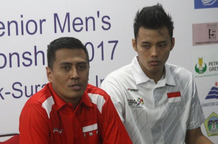 Asisten pelatih timnas voli Indonesia, Andri Widiatmoko (kiri) bersama Agung Seganti berbicara dalam konferensi pers seusai laga perebutan posisi ketiga di GOR Tridarma Gresik, Selasa (1/8/2017) 