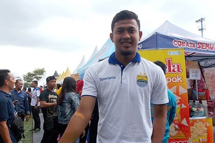 Kiper Persib Bandung, Muhammad Natsir, menunjukkan lengannya seusai ikut melakukan donor darah yang digelar PT Persib Bandung Bermartabat dan Palang Merah Indonesia (PMI) Jawa Barat di Stadion Persib, Selasa (25/10/2016). 