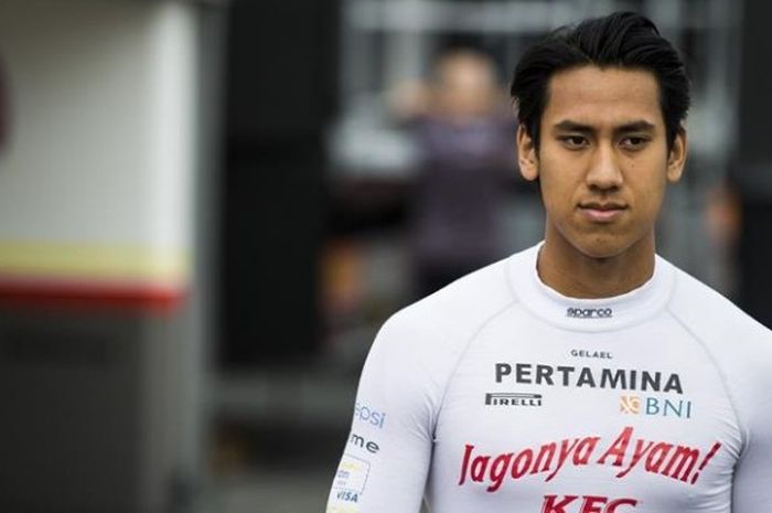 Pebalap Pertamina Campos Racing asal Indonesia, Sean Gelael, berjalan di pit Hockenheimring saat menjalani sesi latihan GP2 Jerman, Jumat (29/7/2016).