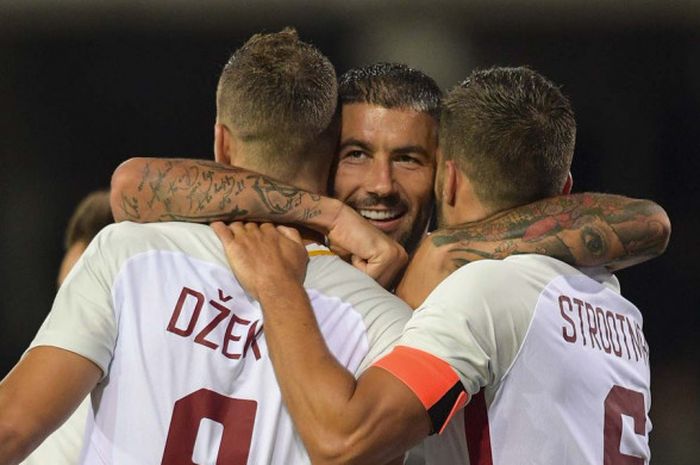 Para pemain AS Roma merayakan gol Edin Dzeko ke gawang Benevento pada partai Liga Italia di Stadion Ciro Vigorito, Rabu (20/9/2017).