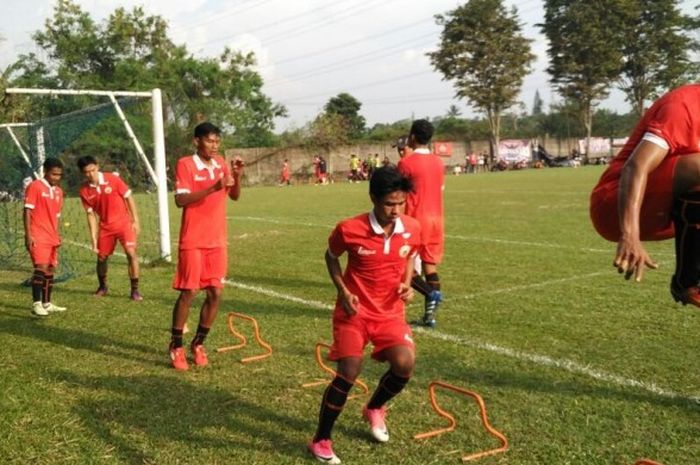 Gelandang anyar Persija, Sandi Darman Sute (kanan), saat mengikuti sesi latihan hari kedua tim ibu kota di POR Sawangan, Depok, Sabtu (21/1/2017) sore WIB.