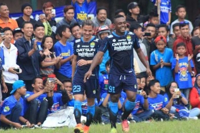 Gelandang serang David Laly (kanan) bersama Kim Kurniawan merayakan gol Persib ke gawang Perses di Stadion Ahmad Yani, Kabupaten Sumedang, Minggu (25/9/2016). 
