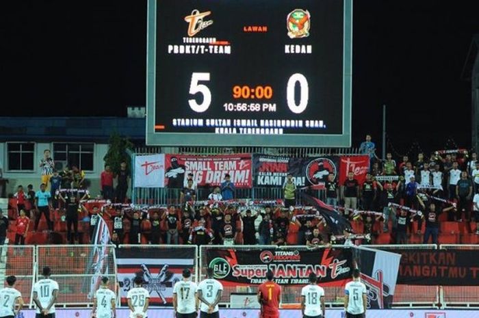 Para pemain T-Team F memberikan penghormatan kepada suporternya seusai memenangi laga kontra Kedah FA pada lanjutan Liga Super Malaysia 2017 di Stadion Sultan Ismail Nasiruddin Shah, Kuala Terengganu, Sabtu (15/4/2017) malam.