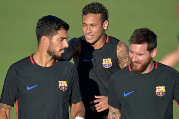 Neymar (tengah) bersama Lionel Messi (kanan) dan Luis Suarez dalam sesi latihan Barcelona di Barry University, Miami, 27 Juli 2017.