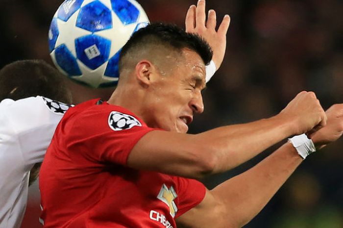 Striker Manchester United, Alexis Sanchez, berduel dengan pemain Valencia dalam partai Liga Champions di Old Trafford, Selasa (2/10/2018)