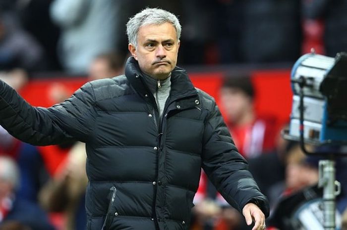 Manajer Manchester United, Jose Mourinho, merayakan kemenangan timnya atas Reading dalam pertandingan ronde ketiga Piala FA di Stadion Old Trafford, Manchester, Inggris, 7 Januari 2017.