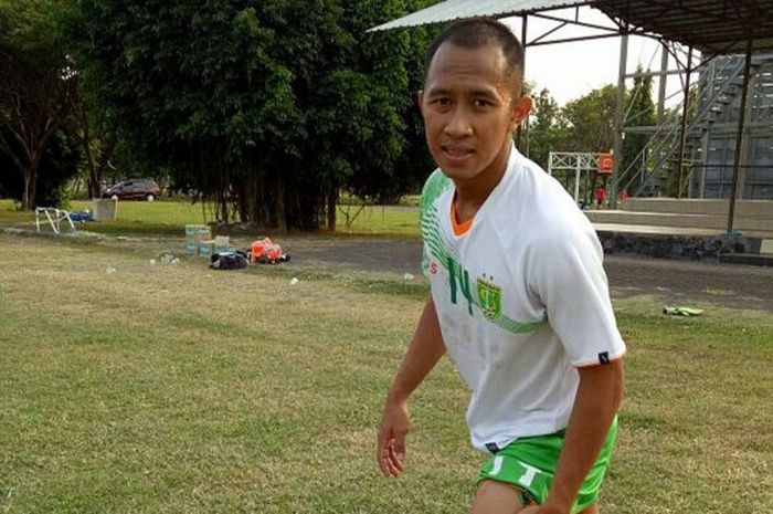 Gelandang Bhayangkara Surabaya United, Antony Puto Nugroho, mengikuti sesi latihan di Lapangan Brigif Sidoarjo, Jawa Timur, pada Kamis (01/09/2016).