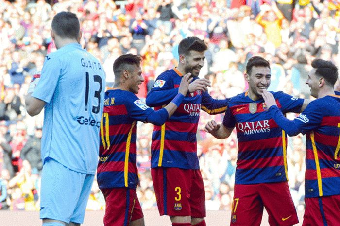 Munir El Haddadi (dua dari kanan) merayakan gol kedua dengan rekan setimnya  saat pertandingan La Liga antara FC Barcelona dan Getafe CF di Camp Nou tanggal 12 Maret 2016 di Barcelona, Spanyol. 