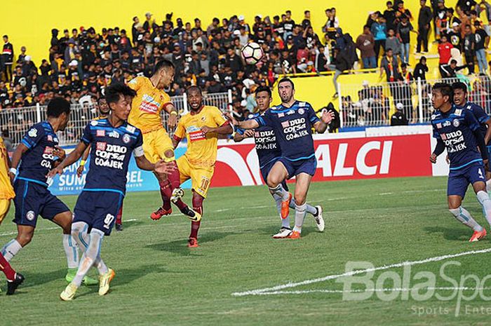 Pemain Sriwijaya FC berebut bola dengan pemain Arema FC, dalam pertandingan Liga 1 Gojek Traveloka pekan ke-30 di Stadion Bumi Sriwijaya, Palembang, Jumat (20/10/2017).