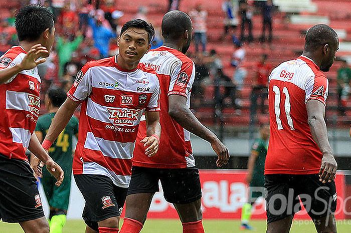 Bek Madura United, Alfath Faathier (kedua daru kiri), saat tampil melawan PS TNI pada pekan kedua Pi