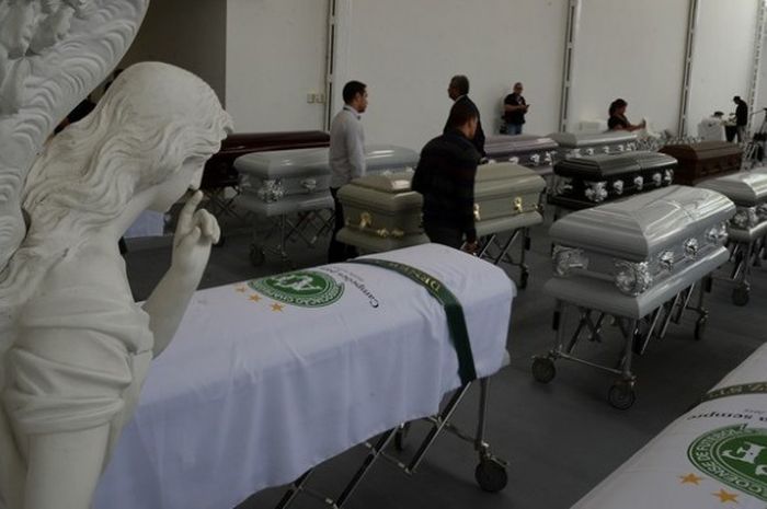 Peti mati sejumlah pemain Chapecoense yang menjadi korban dalam kecelakaan pesawat di Kolombia pada Senin (28/11/2016).  