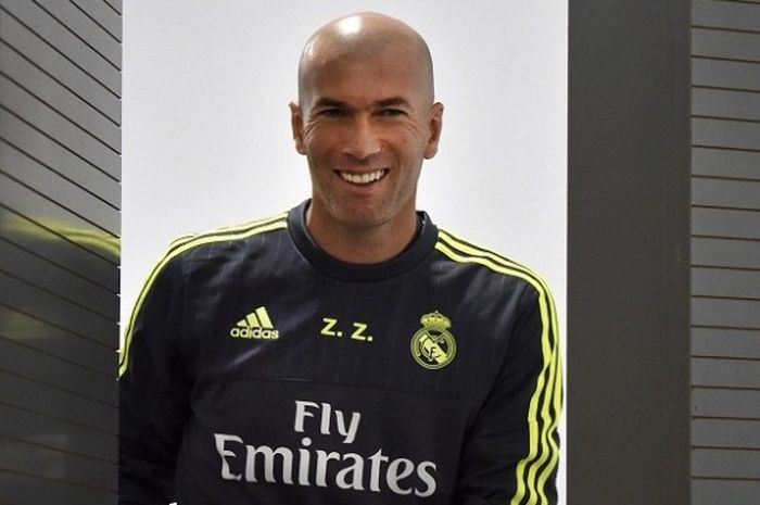 Pelatih Real Madrid, Zinedine Zidane, tersenyum jelang konferensi pers di Valdebebas (8/1/2016).