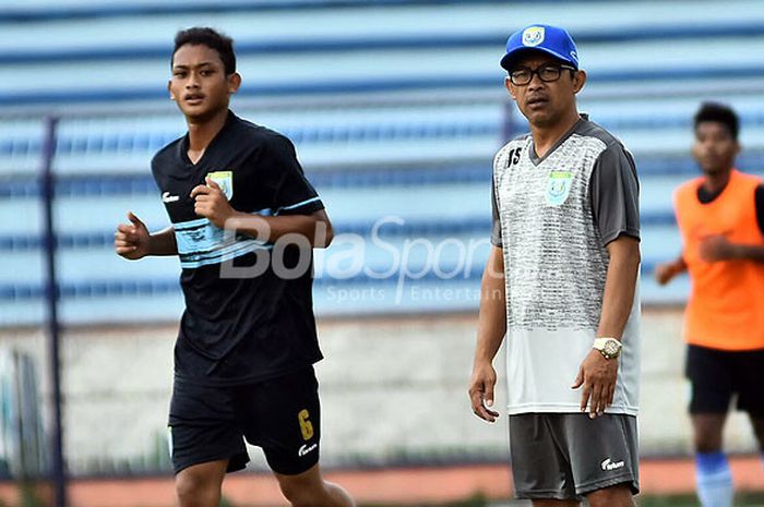Pelatih Persela Lamongan, Aji Santoso (kanan), saat memimpin latihan rutin di Stadion Surajaya Lamongan, Senin (26/2/2018).