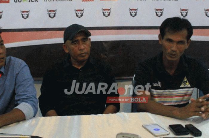 Pelatih Madura FC Salahuddin (tengah) dan pelatih Persekam Metro FC Siswantoro (kanan) memberi keterangan pers seusai laga yang berakhir 1-1 di Stadion A. Yani Sumenep, Jawa Timur (24/04/2017) Senin sore.