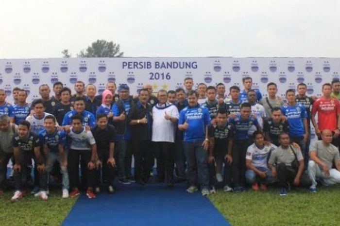 Pose semua komponen Persib mulai dari pelatih, pemain, manajemen, serta tokoh-tokoh lainnya saat peluncuran skuat Maung Bandung untuk TSC A 2016 di Stadion Siliwangi, Kota Bandung, Sabtu (23/4/2016). 