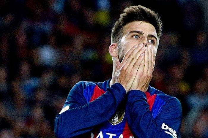Ekspresi kecewa bek Barcelona, Gerard Pique, seusai gagal mencetak gol saat melawan Atletico de Madrid dalam laga lanjutan La Liga 2016-2017 di Stadion Camp Nou, Barcelona, pada 21 September 2016.