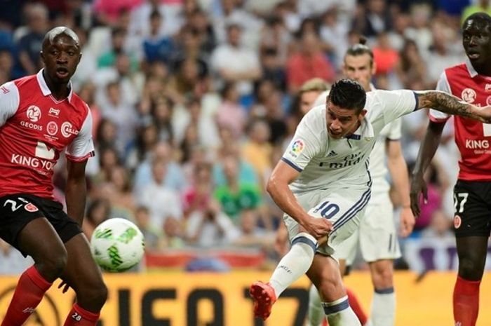 Gelandang Kolombia, James Rodriguez (kanan), mencetak gol ke gawang Stade de Reims pada Trofi Santiago Bernabeu, 16 Agustus 2016.