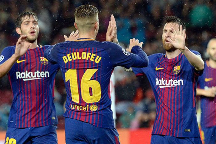 Pemain Barcelona, Sergi Roberto (kiri), Gerard Deulofeu (tengah), dan Lionel Messi merayakan gol seusai membobol gawang Olympiacos dalam laga lanjutan Grup D Liga Champions 2017-2018 di Stadion Camp Nou, pada 18 Oktober 2017.