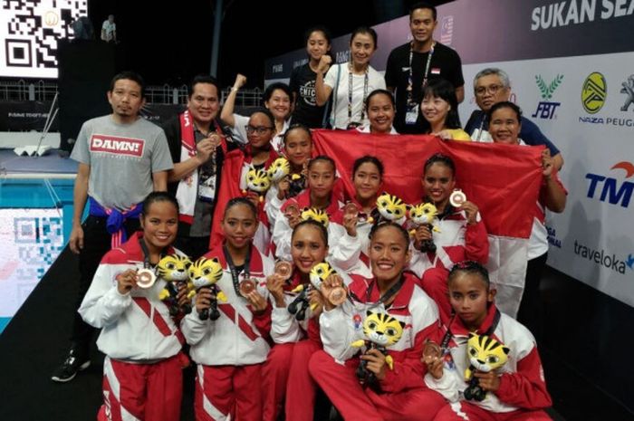 Tim renang indah Indonesia berpose bersama dengan Ketua Umum PB PRSI Anindya Bakrie (kaos hitam, belakang kanan) setelah meraih medali perunggu SEA Games Kuala Lumpur 2017 pada nomor team free routine di National Aquatic Centre, Minggu (20/8/2017).
