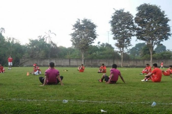 Sesi latihan perdana Persija Jakarta menyongsong musim kompetisi 2017 di POR Sawangan, Depok, Jumat (20/1/2017) sore WIB.