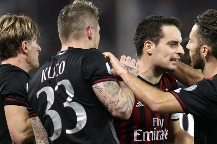 Pemain AC Milan Giacomo Bonaventura (kiri) merayakan gol bersama rekan setim seusai membobol gawang Juventus pada pertadingan Piala Super Italia di Doha pada 23 Desember 2016.  