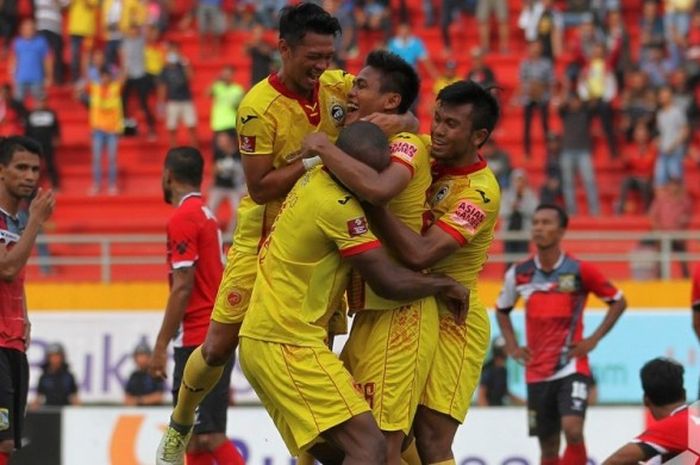 Bek Sriwijaya FC, Fachrudin Wahyudi Aryanto (tengah) mendapat selamat dari rekan-rekannya usai sukses mencetak gol ke gawang Persiba Balikpapan di Stadion Gelora Jakabaring, Palembang, pada 3 September 2016.