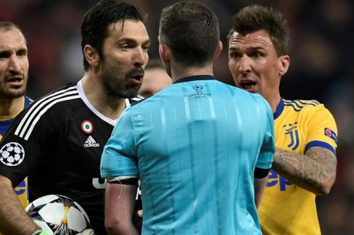 Kiper Juventus, Gianluigi Buffon, memprotes wasit Michael Oliver dalam laga Liga Champions kontra Real Madrid di Santiago Bernabeu, Rabu (11/4/2018).