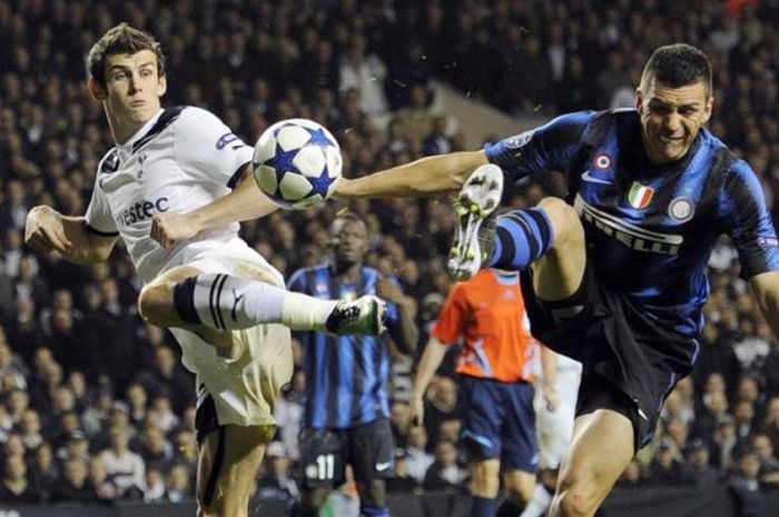 Gareth Bale (kiri) berebut bola dengan Lucio dalam partai Liga Champions antara Tottenham Hotspur lawan Inter Milan di White Hart Lane, London, 2 November 2010.