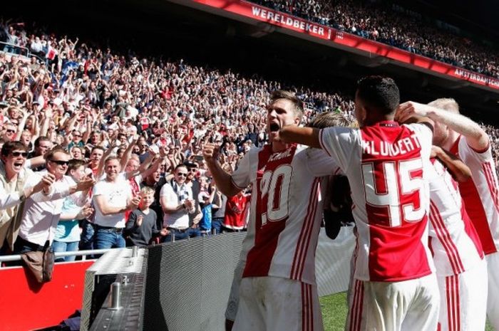 Para pemain Ajax Amsterdam merayakan gol yang dicetak ke gawang Feyenoord Rotterdam dalam pertandingan Eredivisie di Amsterdam Arena, 2 April 2017.