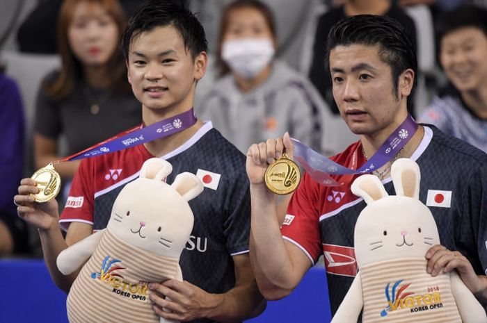 Pasangan ganda putra Jepang, Hiroyuki Endo (kanan)/Yuta Watanabe, berpose dengan medali emas yang mereka raih pada turnamen Korea Open 2018 di SK Handball Stadium, Seoul, Korea Selatan, Minggu (30/9/2018).