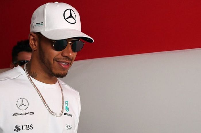 Pebalap tim Mercedes, Lewis Hamilton, usai babak kualifikasi GP Hungaria, Sabtu (29/7/2017).