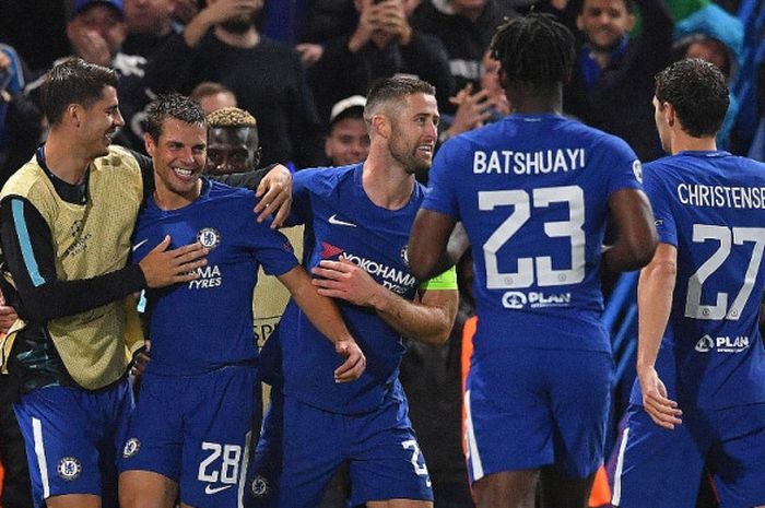 Bek Chelsea, Cesar Azpilicueta (kedua dari kiri), merayakan gol yang dia cetak ke gawang Qarabag dalam laga Grup C Liga Champions di Stadion Stamford Bridge, London, Inggris, pada 12 September 2017.