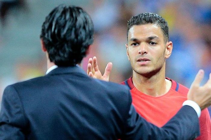 Penyerang Paris Saint-Germain, Hatem Ben Arfa (kanan), berjabat tangan dengan pelatih, Unai Emery, saat meninggalkan lapangan dalam laga lanjutan Ligue 1 melawan Bastia di Stadion Armand Cesari, Bastia, pada 12 Agustus 2016.