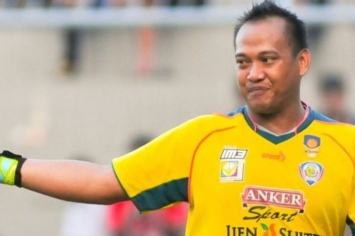 Kakak kandung Kurnia Meiga, Achmad Kurniawan sementara merangkap jabatan sebagai kiper utama sekaligus pelatih kiper Arema.