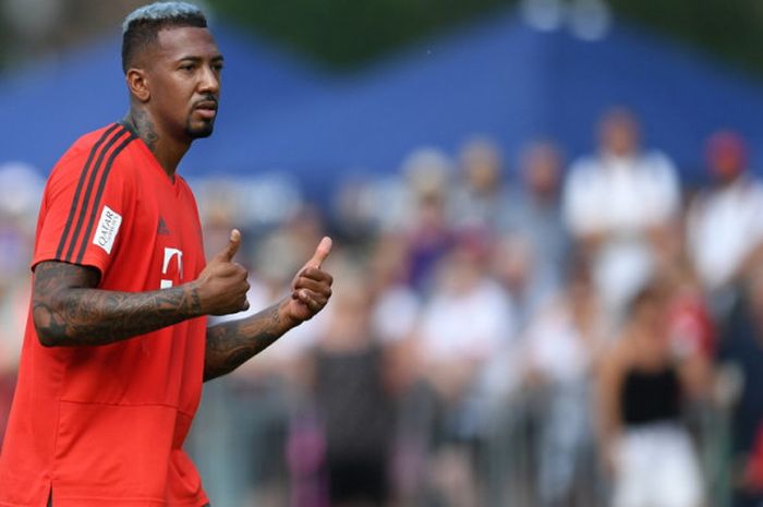 Ekspresi bek Bayern Muenchen, Jerome Boateng, saat mengikuti sesi latihan tim di Rottach-Egern, Jerman, pada 3 Agustus 2018.