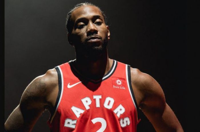 Kawhi Leonard mengenakan seragam baru dari tim Toronto Raptors, Senin (24/9/2018).