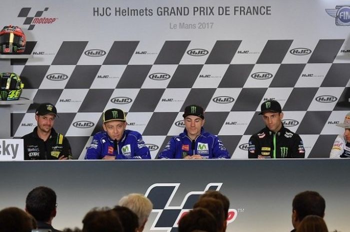 Pebalap Movistar Yamaha, Valentino Rossi (kedua dari kiri) berbicara pada konferensi pers seusai kualifikasi GP Prancis di Sirkuit Le Mans, Sabtu (20/5/2017).