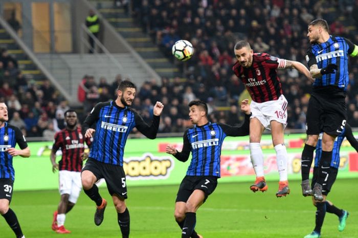 Bek AC Milan, Leonardo Bonucci (kedua dari kanan), menyundul bola dalam laga Liga Italia kontra Inter Milan di Stadion San Siro, Milan pada 4 April 2018.