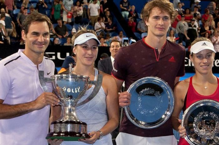 Tim tenis Swiss yang diperkuat Roger Federer (paling kiri) dan Belinda Bencic (kedua dari kiri) berpose dengan Piala Hopman 2019 dan wakil Jerman, Alexander Zverev-Angelique Kerber yang menjadi runner-up.