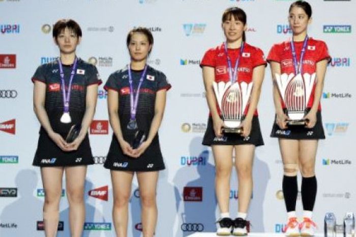 Podium juara ganda putri Jepang, Shiho Tanaka/Koharu Yonemoto juara (merah) dan Yuki Fukushima/Sayaka Hirota menjadi runner-up pada turnamen BWF Superseries Finals 2017. 