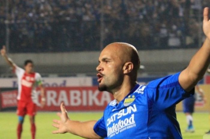 Striker Persib, Sergio van Dijk merayakan golnya ke gawang PSM Makassar di Stadion GBLA, Kota Bandung, Sabtu (2/7/2016) malam. 